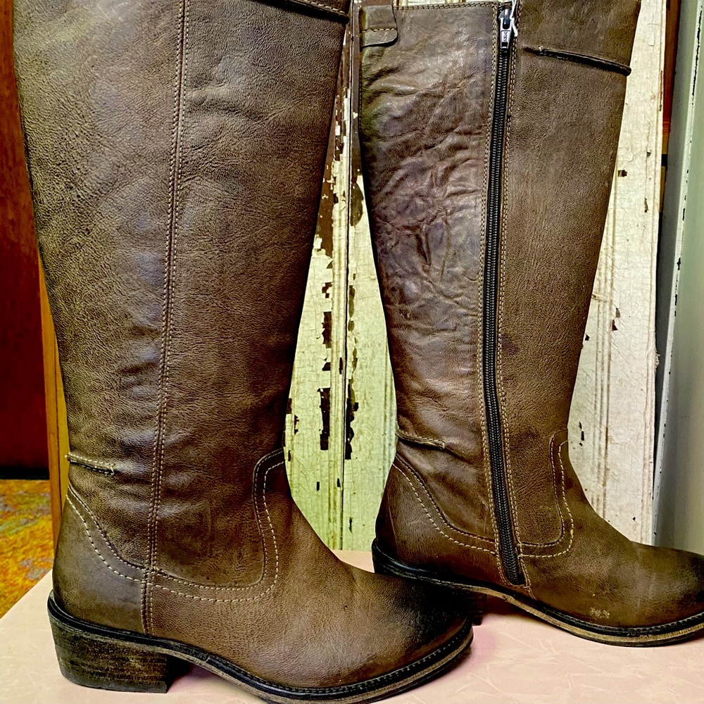 Brand NEW GENUINE LEATHER BOOTS.